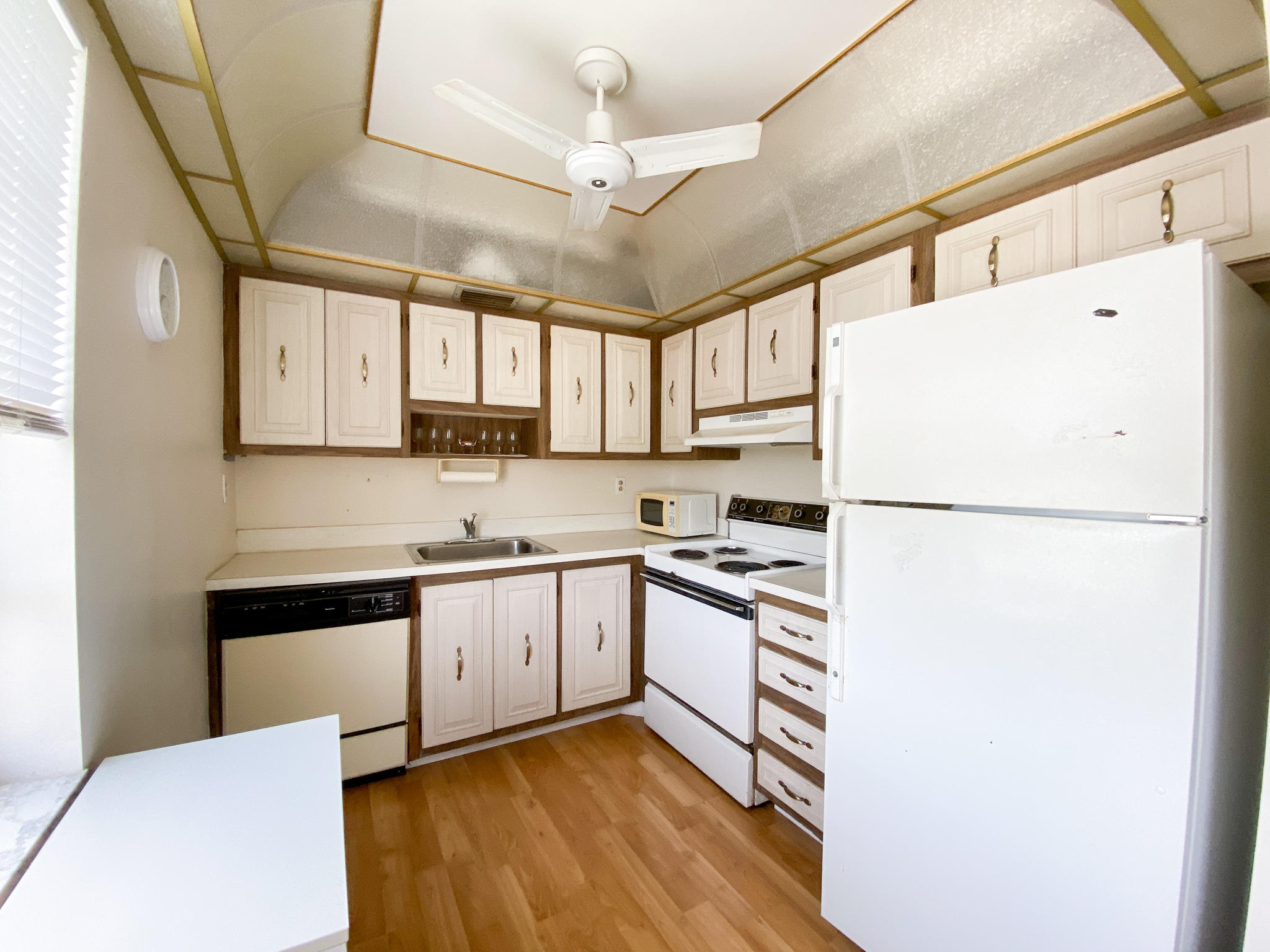 313 Monaco Boulevard Delray Beach, FL 33446 - Photo 3 of 25 Kitchen