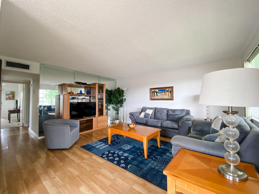 313 Monaco Boulevard Delray Beach, FL 33446 - Photo 5 of 25 Living Room