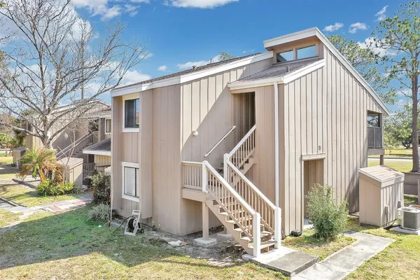 a view of a house with yard and roof