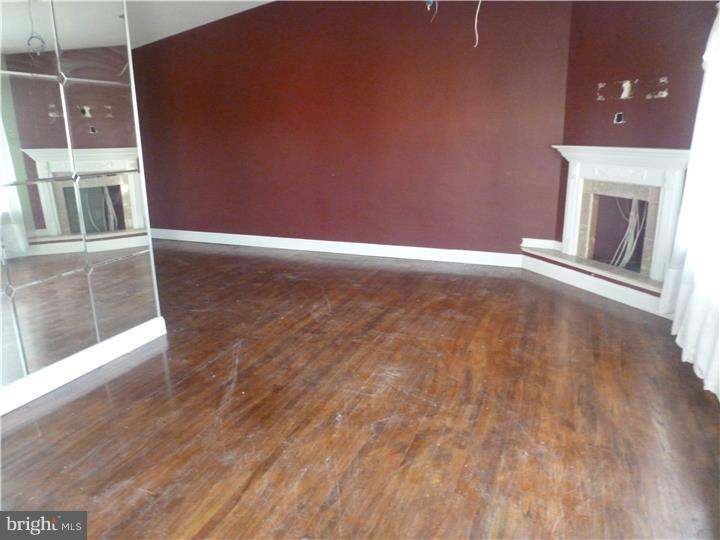 8937 Blue Grass Road Philadelphia, PA 19152 - Photo 2 of 11 Living Room