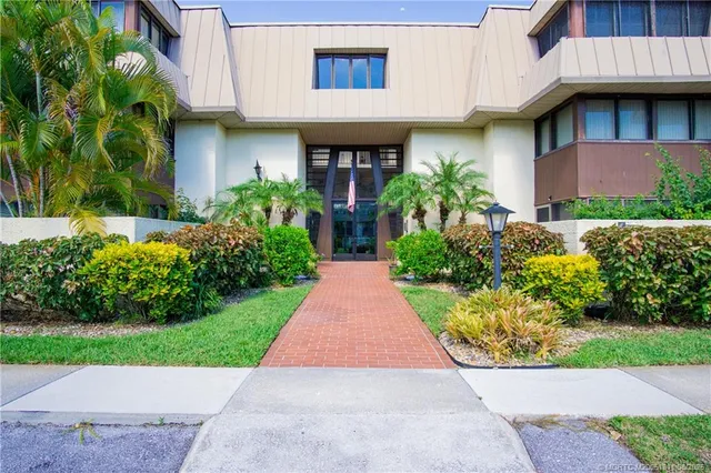 $275,000 | 1800 Southeast St Lucie Boulevard, Unit 6104, Stuart, FL 34996
