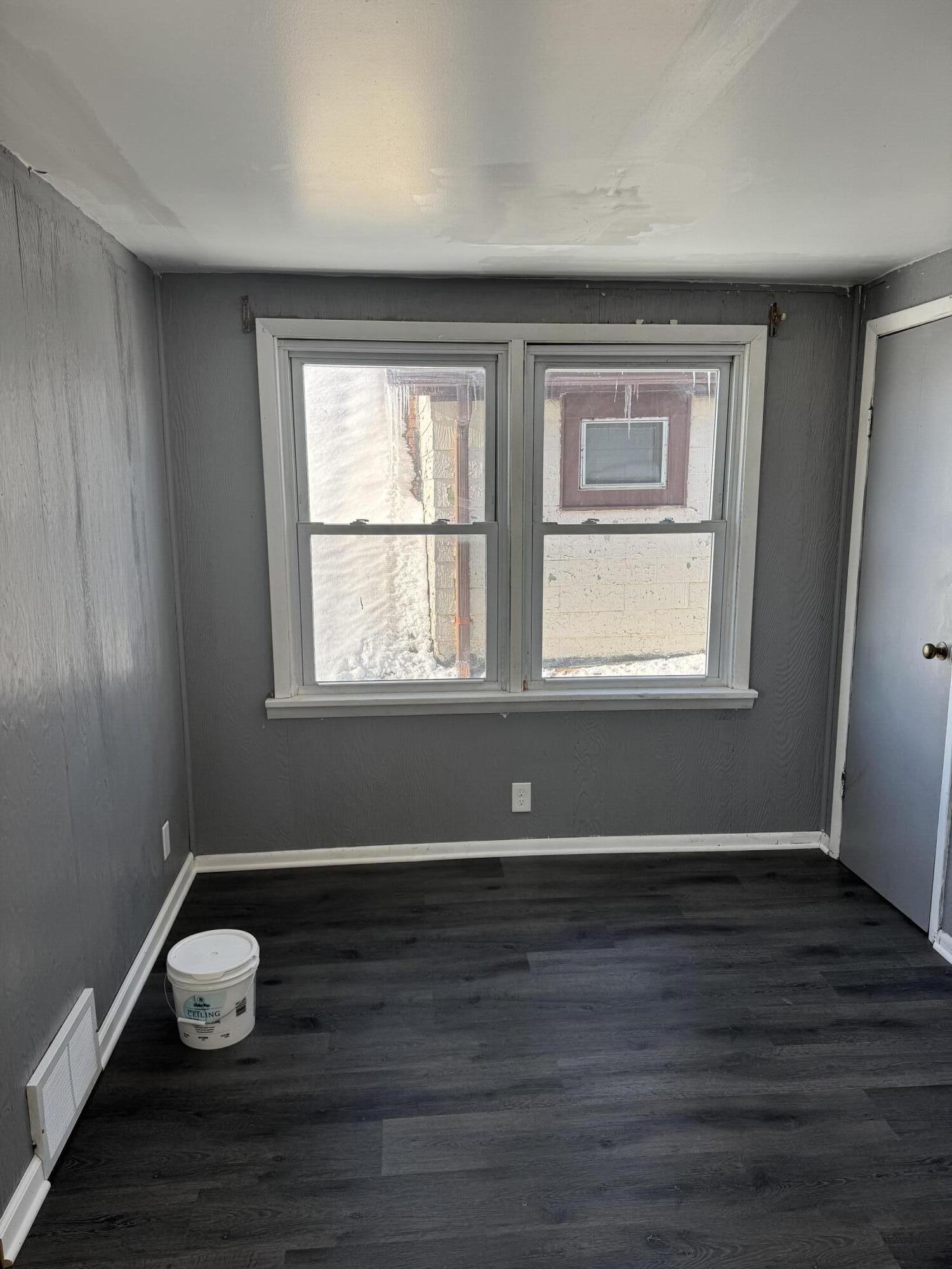 1802 West Keefe Avenue Milwaukee, WI 53206 - Photo 13 of 15 Living Room