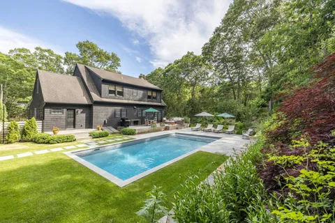 $2,995,000 | 32 Deep 6 Drive, East Hampton, NY 11937