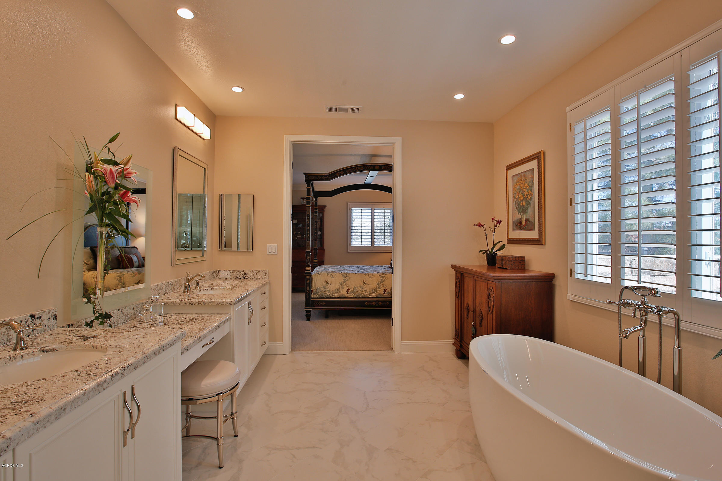 38 Inverness Road Thousand Oaks, CA 91361 - Photo 20 of 35 a bathroom with a granite countertop sink a large mirror and a bathtub
