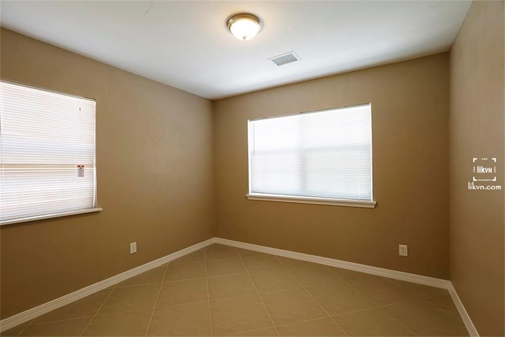 1112 Georgina Street Rosenberg, TX 77471 - Photo 11 of 14 an empty room with a window