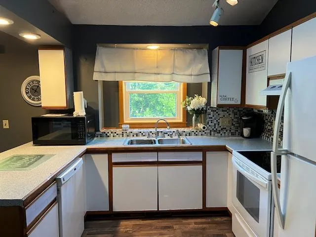 $328,000 | 1433 Glenridge Drive, Prescott, WI 54021