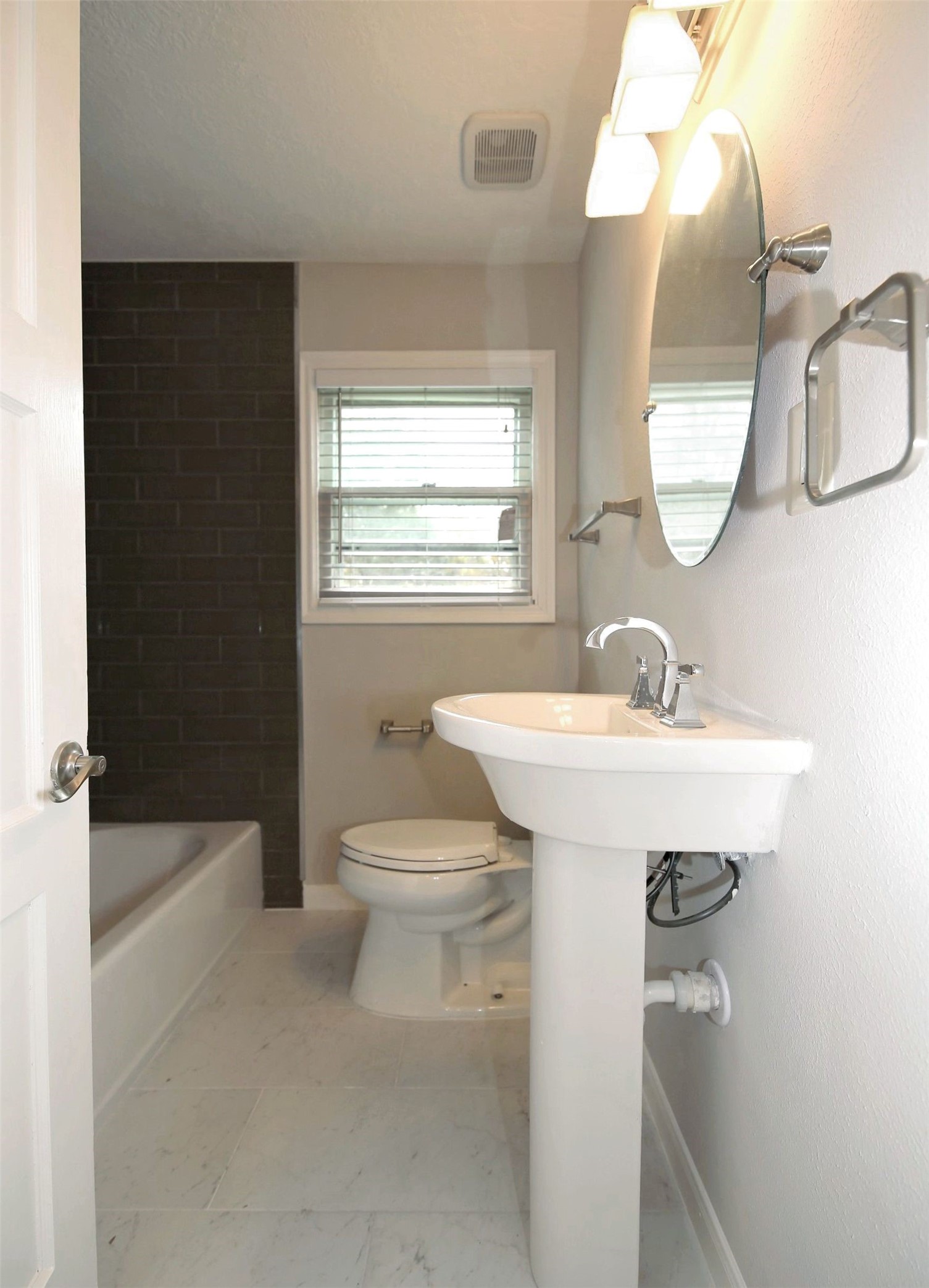 4830 Culmore Drive Houston, TX 77021 - Photo 10 of 13 a bathroom with a sink a toilet and bathtub