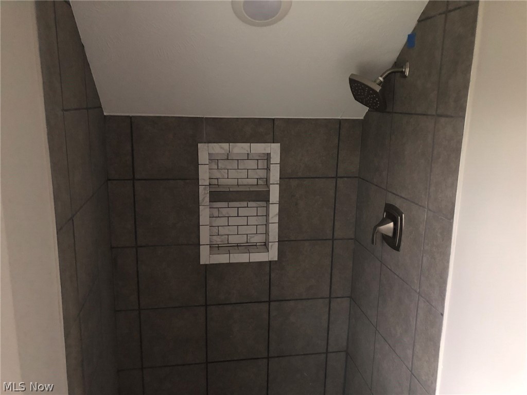 3375 Seaton Road Cleveland, OH 44118 - Photo 23 of 35 Second Full Bathroom.