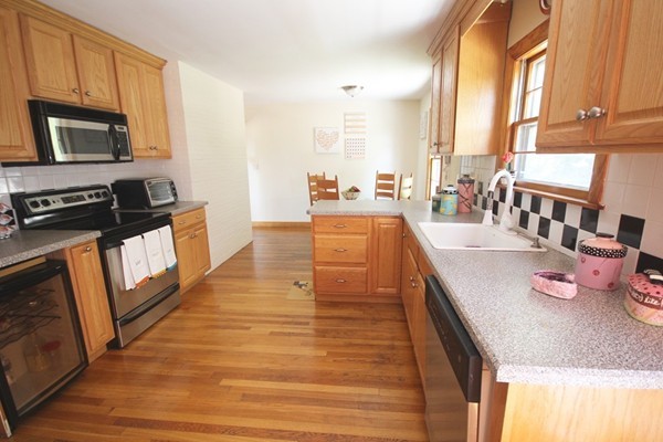 83 Robert Road Marblehead, MA 01945 - Photo 10 of 19 Gallery Image 10