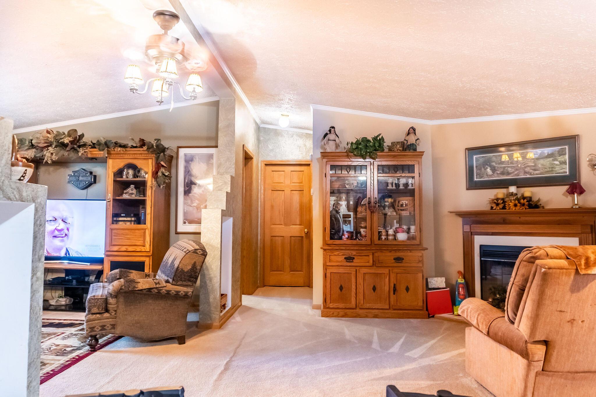 1514 Crissinger Road Marion, OH 43302 - Photo 16 of 42 Living Room