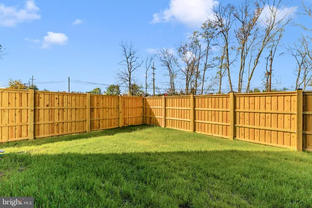 a view of an outdoor space with a backyard