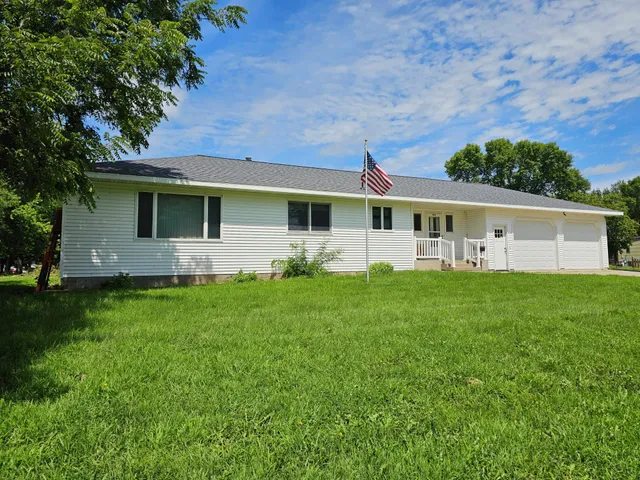 $290,000 | 404 3rd Avenue, Raymond, MN 56282