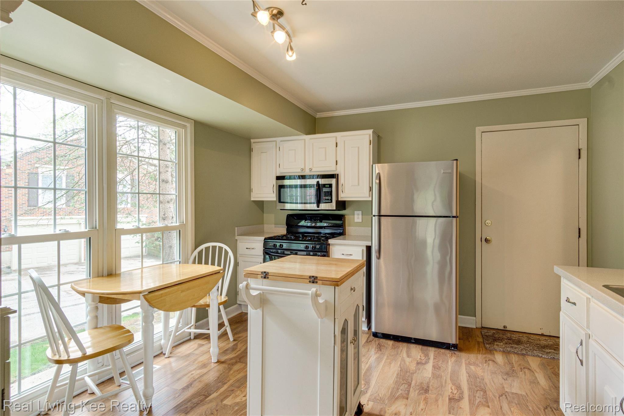 1590 Ravine Lane, Unit 171 Rochester, MI 48306 - Photo 7 of 22 Tall windows allow natural daylight in the charming kitchen.