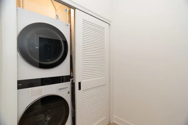 $3,295 | 2042 West Irving Park Road, Unit 205, Chicago, IL 60618