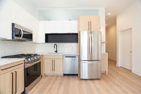 $3,295 | 2042 West Irving Park Road, Unit 205, Chicago, IL 60618