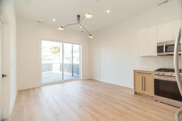 $3,295 | 2042 West Irving Park Road, Unit 205, Chicago, IL 60618