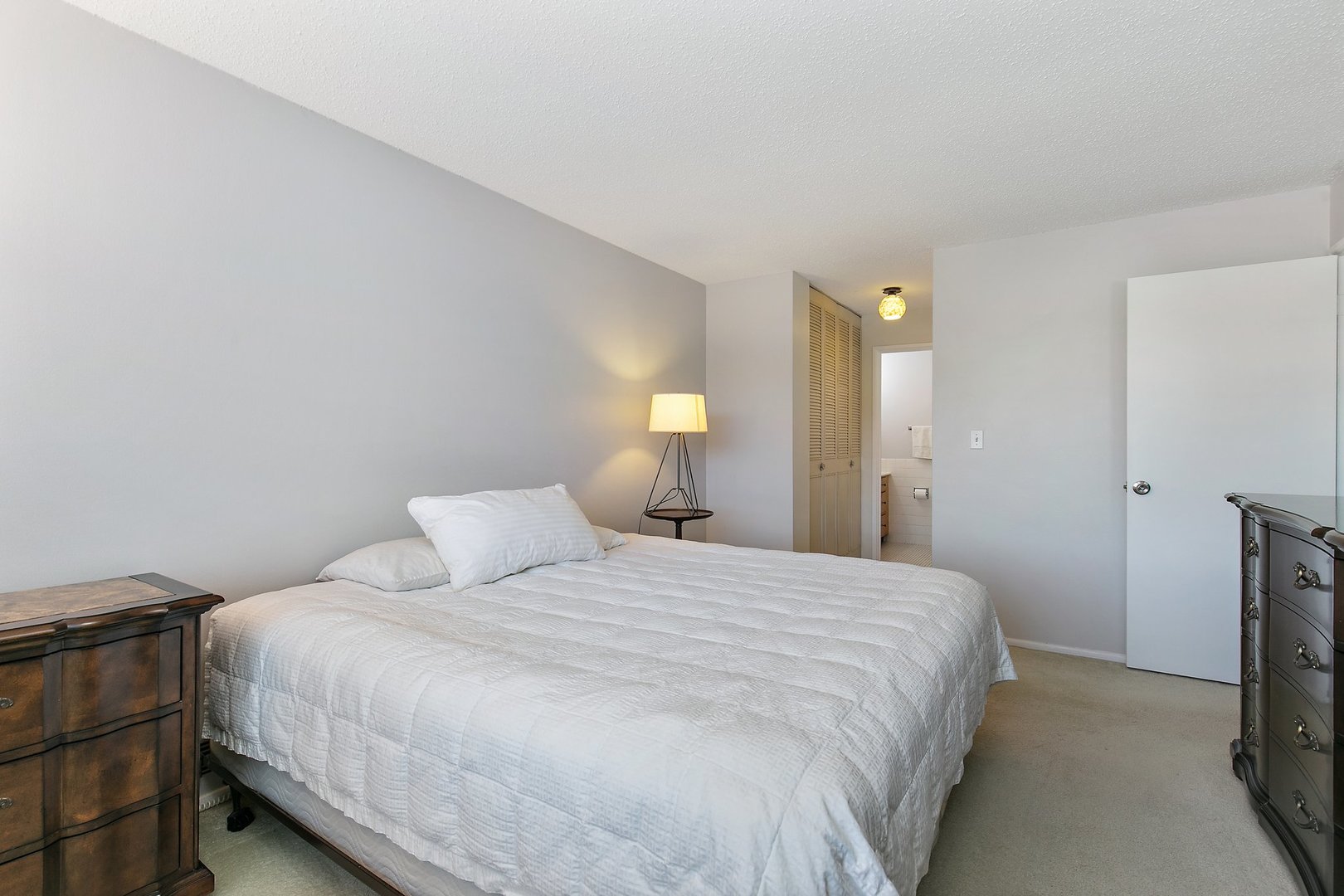 1207 South Old Wilke Road, Unit 409 Rolling Meadows, IL 60005 - Photo 9 of 26 a bedroom with a bed and a lamp