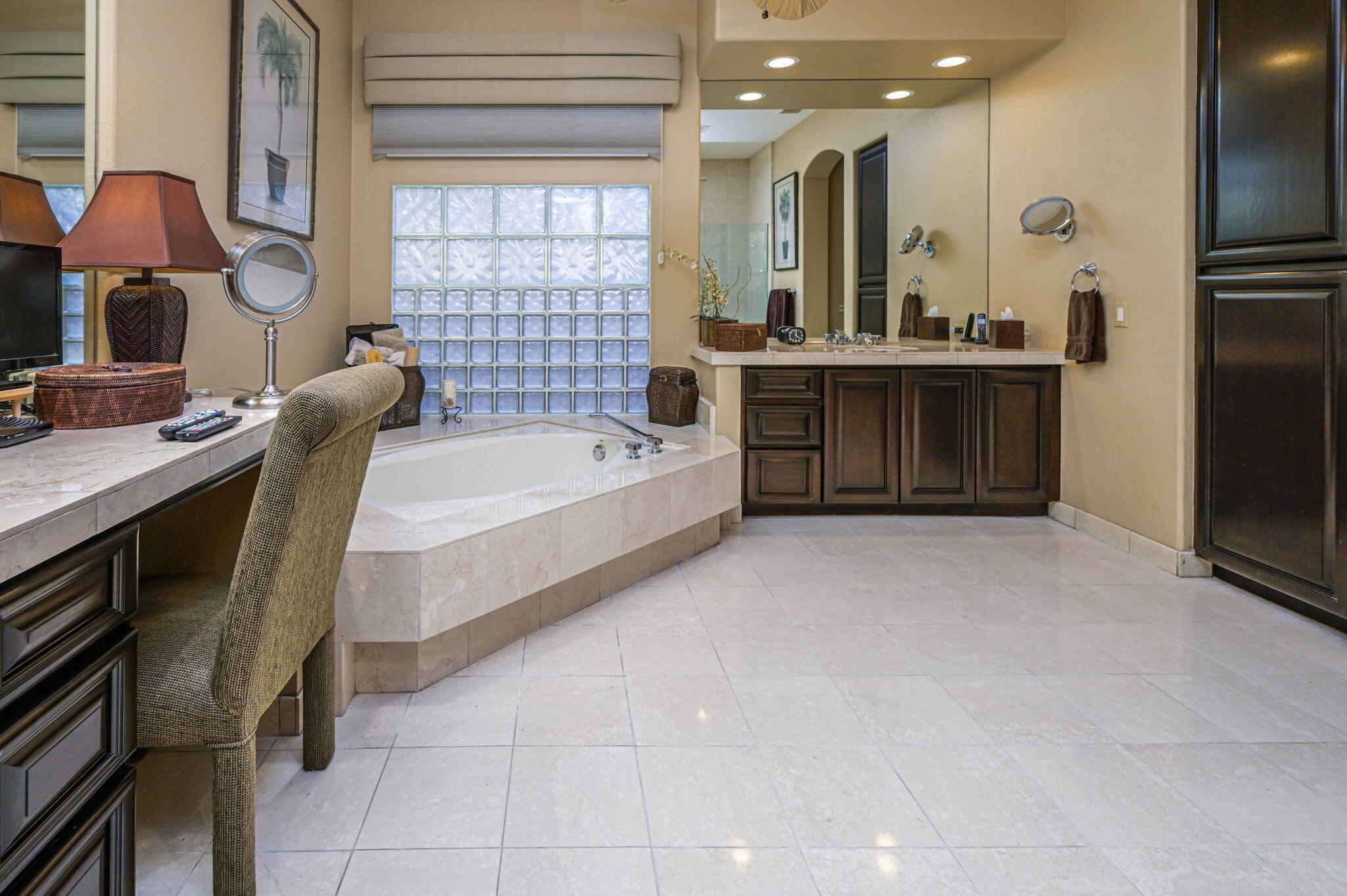 328 Tomahawk Drive Palm Desert, CA 92211 - Photo 19 of 56 a spacious bathroom with a sink mirror and a bathtub