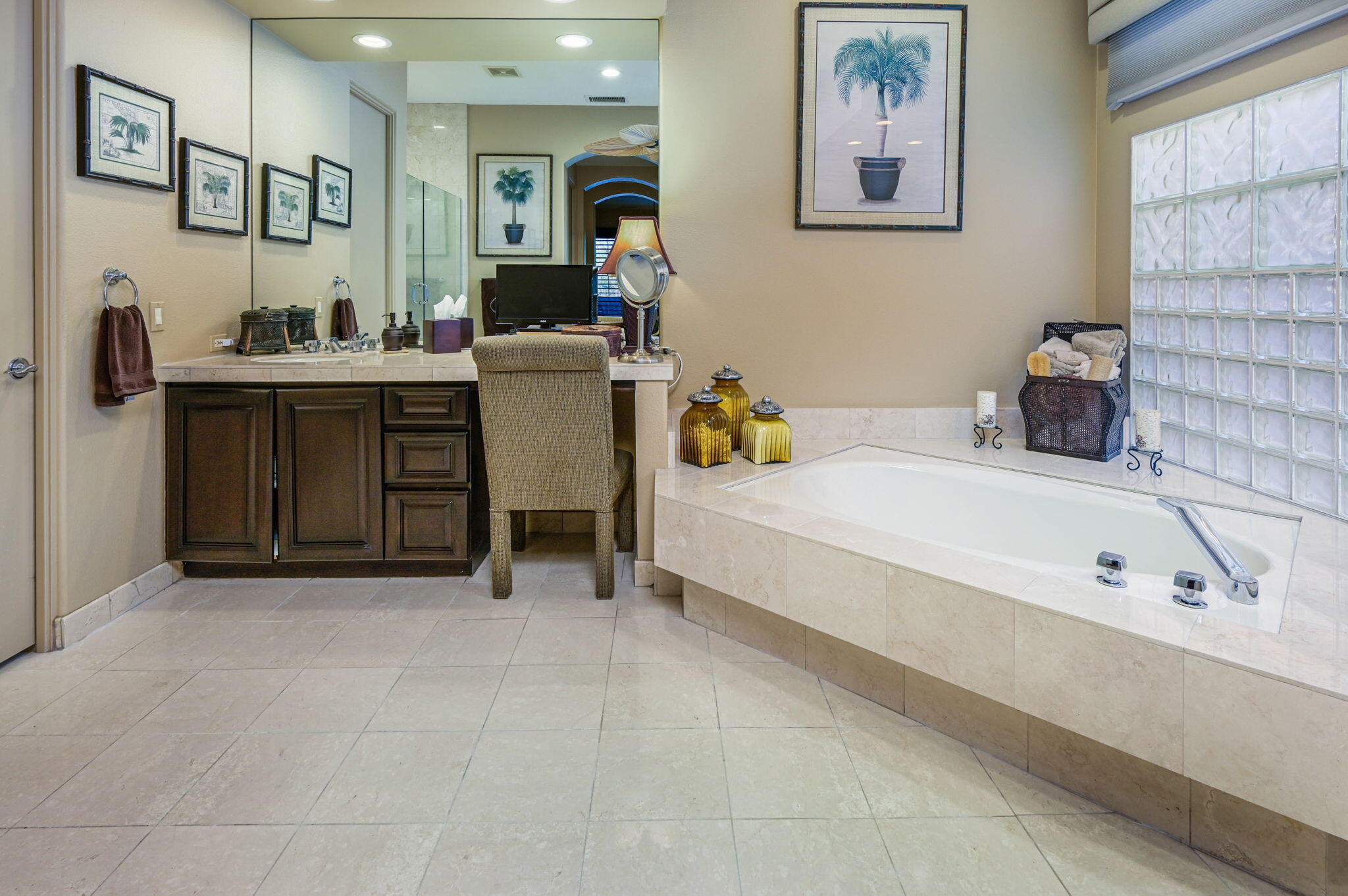 328 Tomahawk Drive Palm Desert, CA 92211 - Photo 20 of 56 a bathroom with a tub sink and mirror