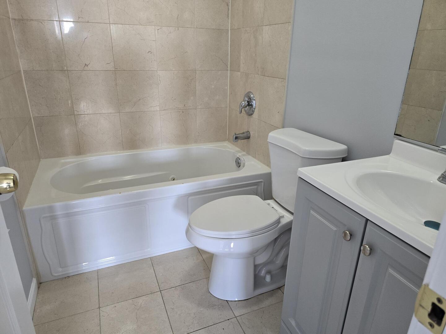 6400 North Ridge Boulevard, Unit 404 Chicago, IL 60626 - Photo 11 of 16 a bathroom with a sink a toilet and bathtub
