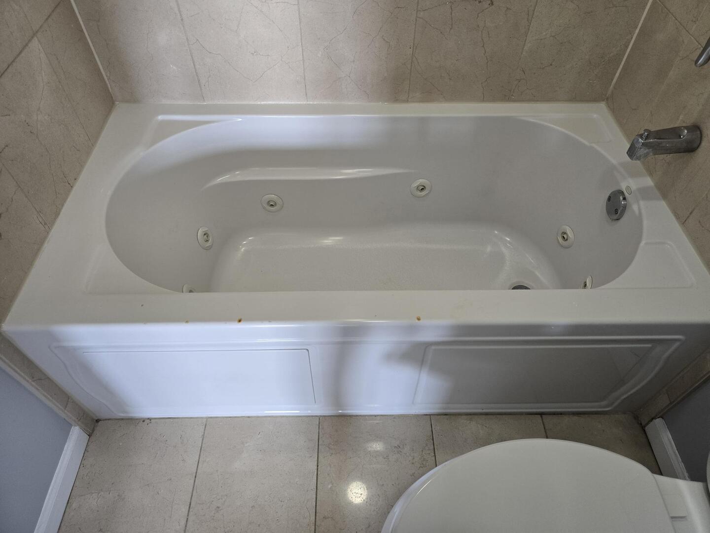 6400 North Ridge Boulevard, Unit 404 Chicago, IL 60626 - Photo 12 of 16 a bathroom with a bathtub and toilet