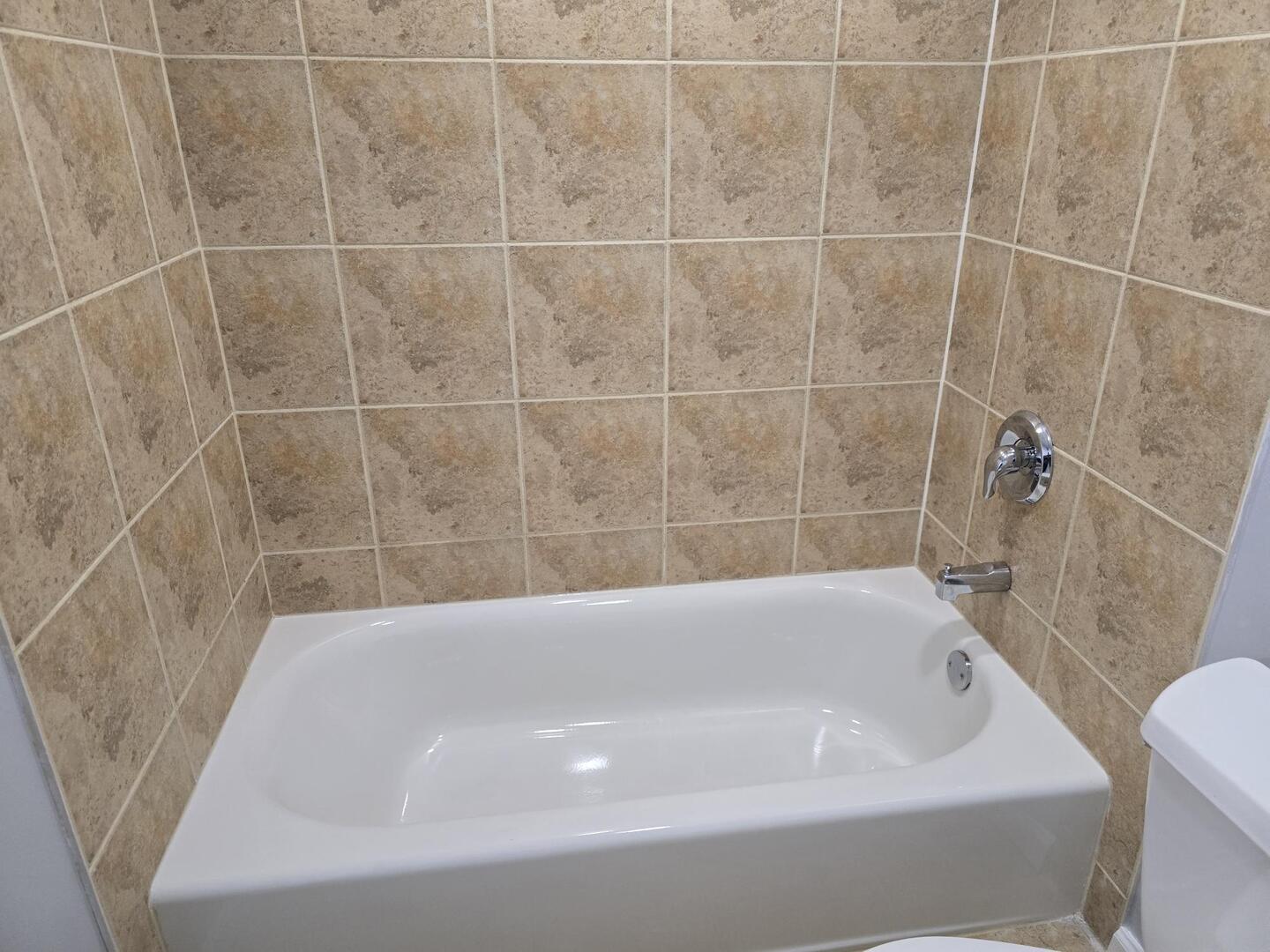 6400 North Ridge Boulevard, Unit 404 Chicago, IL 60626 - Photo 13 of 16 a bathroom with a bathtub