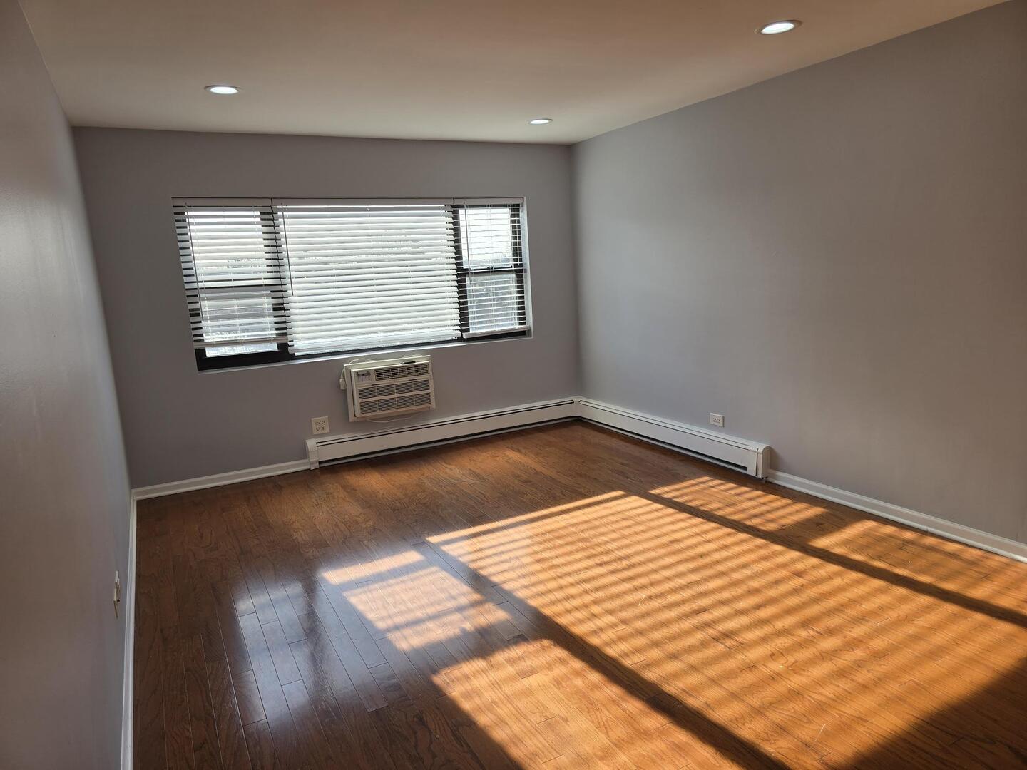 6400 North Ridge Boulevard, Unit 404 Chicago, IL 60626 - Photo 7 of 16 a view of an empty room with windows