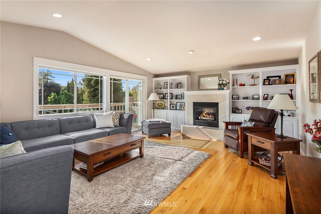 727 Caspers Street Edmonds, WA 98020 - Photo 3 of 25 Gallery Image 3