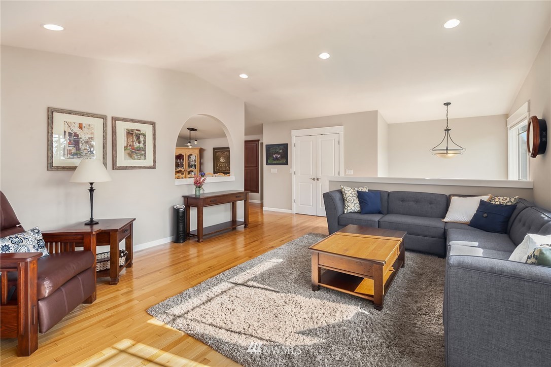 727 Caspers Street Edmonds, WA 98020 - Photo 4 of 25 Gallery Image 4