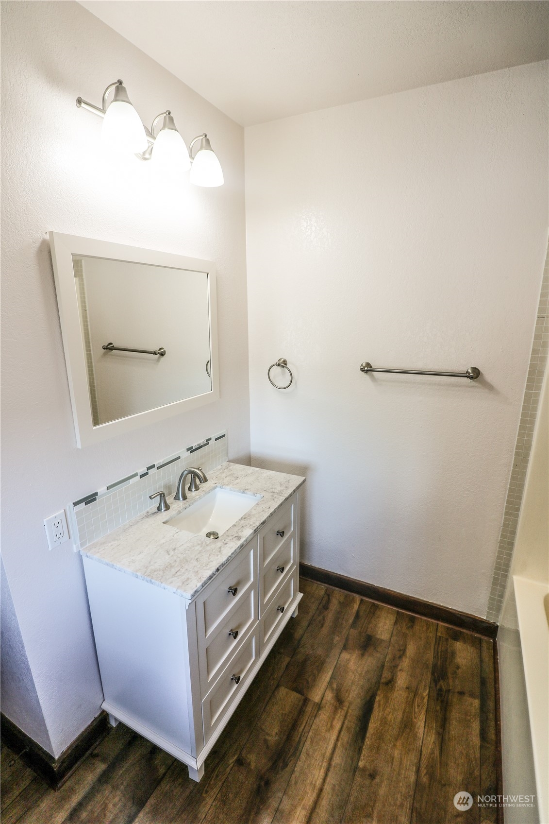 107 South M Street Aberdeen, WA 98520 - Photo 20 of 24 a bathroom with a sink and a mirror