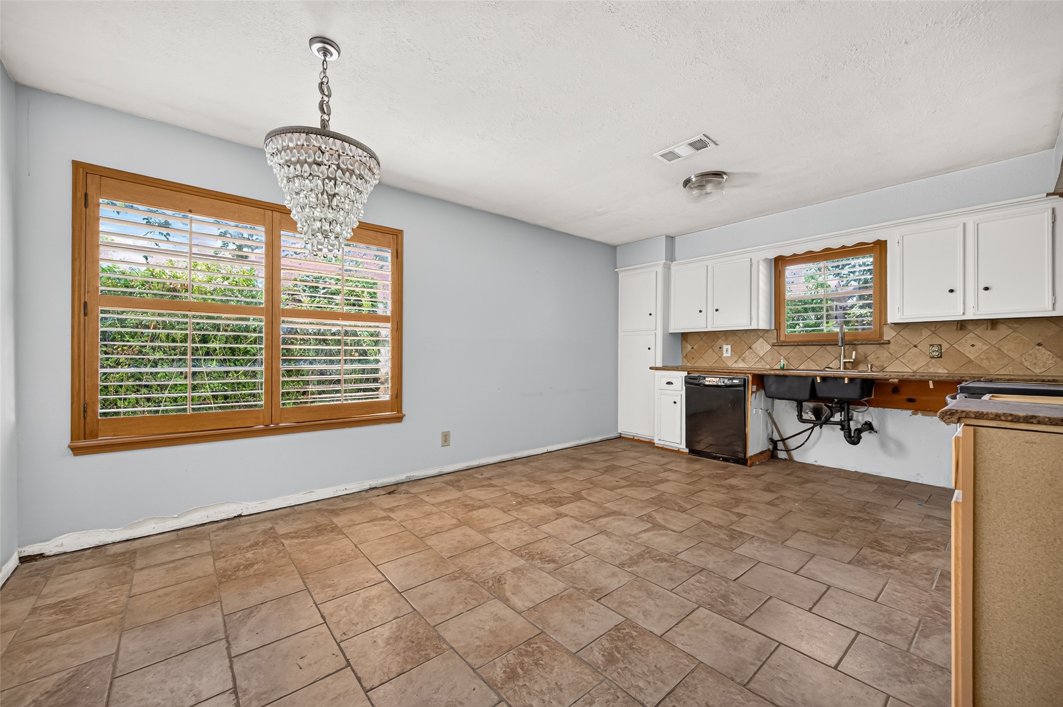 10211 Kerr Lane Conroe, TX 77385 - Photo 21 of 45 Kitchen and dining area