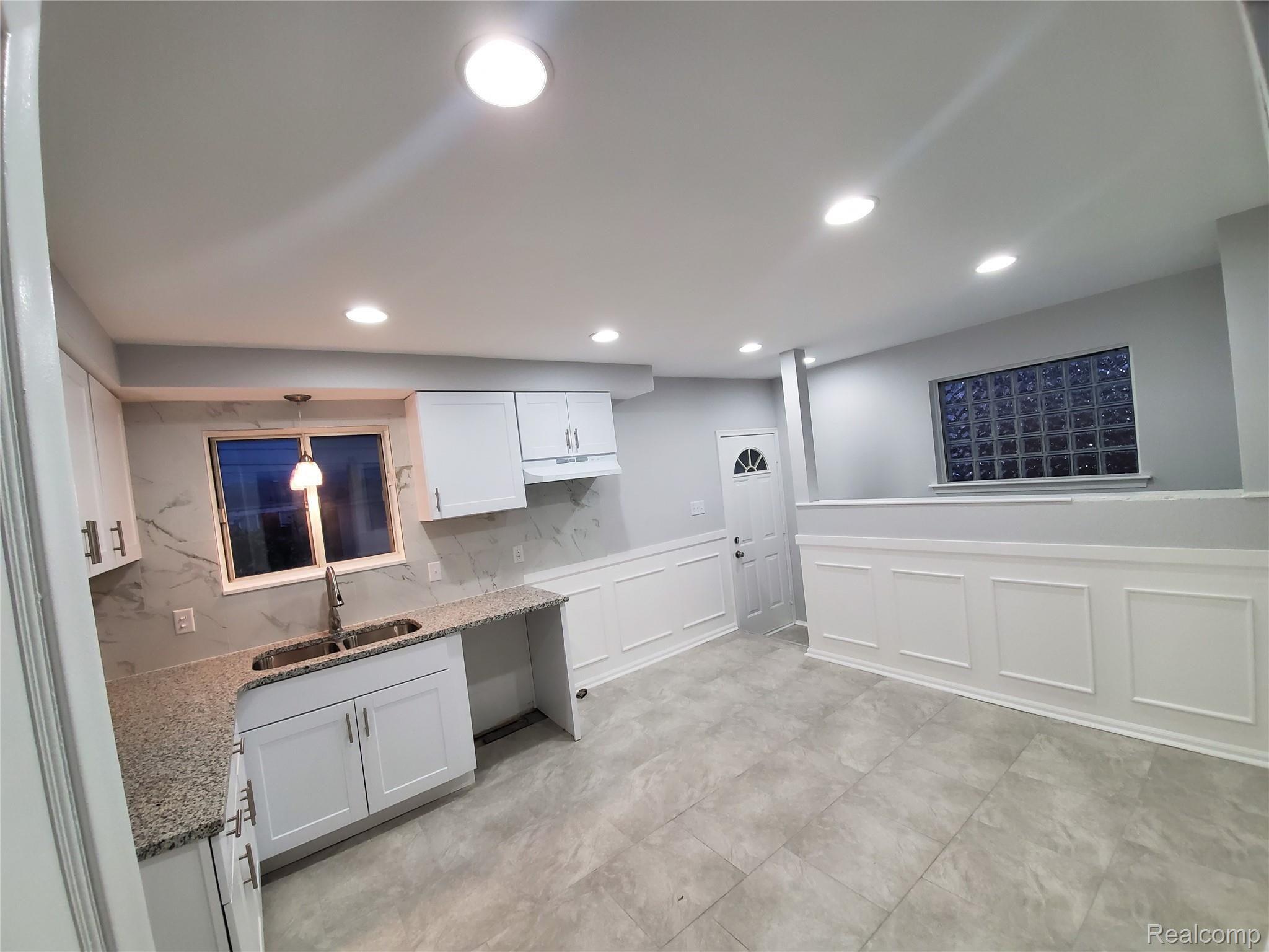 24676 Roxana Avenue Eastpointe, MI 48021 - Photo 4 of 19 20191024_184558.jpg