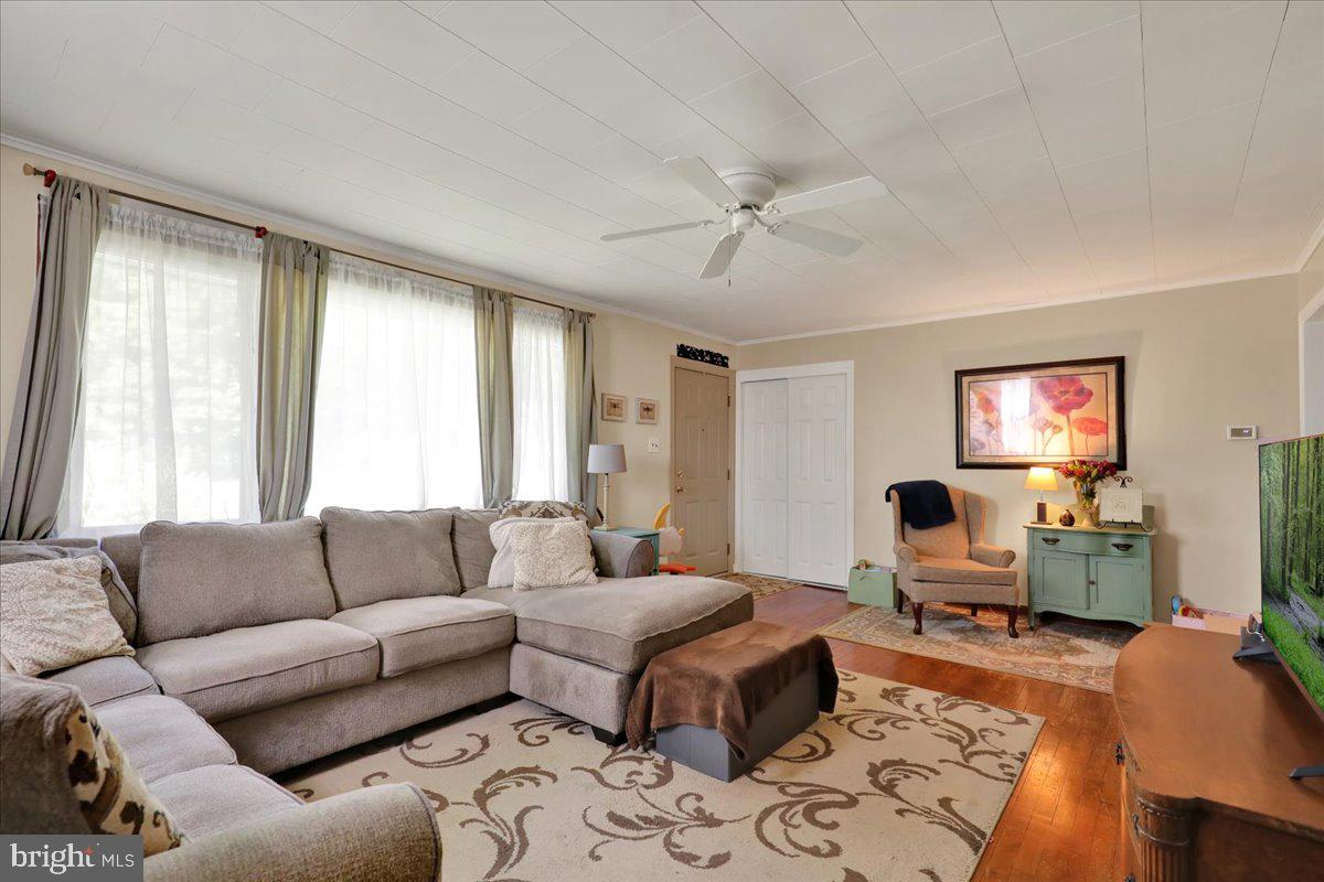 307 Summit Avenue Reading, PA 19607 - Photo 6 of 25 Cozy living space with natural light.