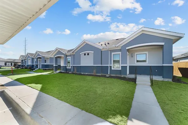 a view of an house with backyard and garden