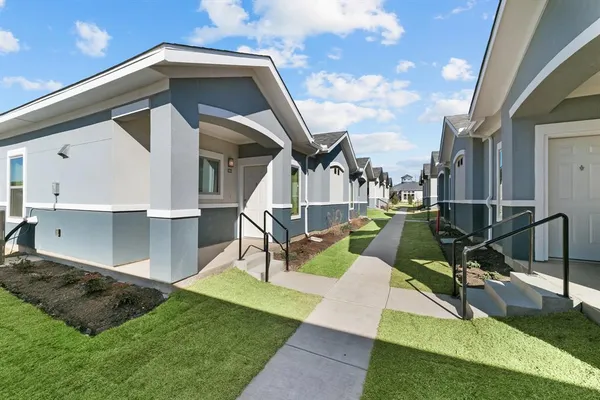 a view of a house with backyard and sitting area
