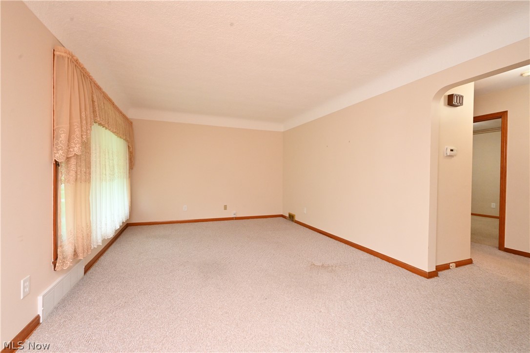 6210 Ridgewood Avenue Cleveland, OH 44129 - Photo 5 of 30