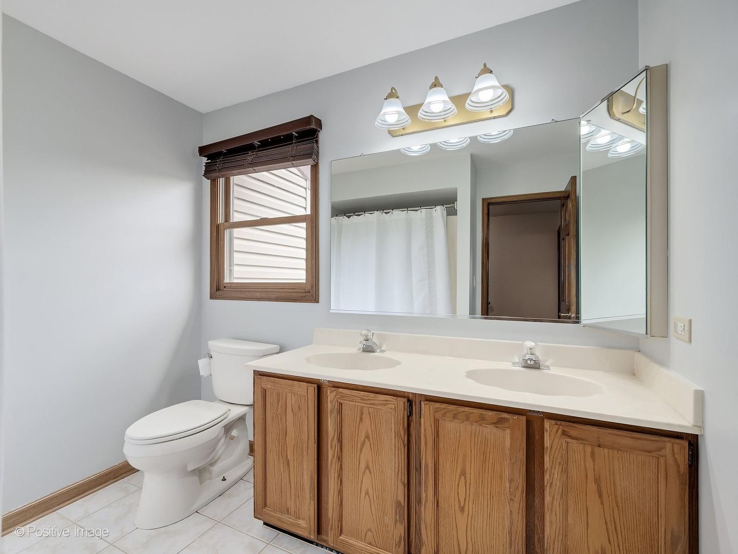 612 Stuart Drive Carol Stream, IL 60188 - Photo 21 of 29 a bathroom with a sink a toilet and a mirror