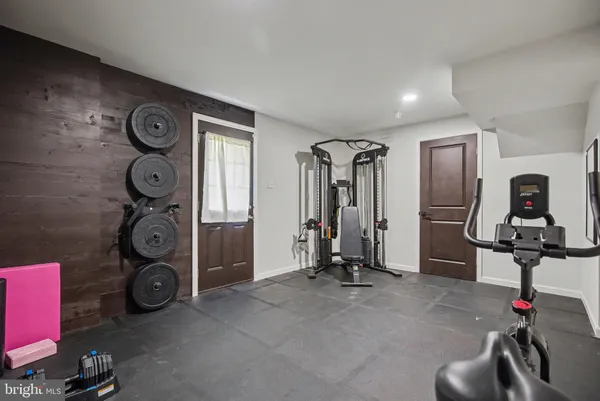 a view of entryway with workspace and mirror