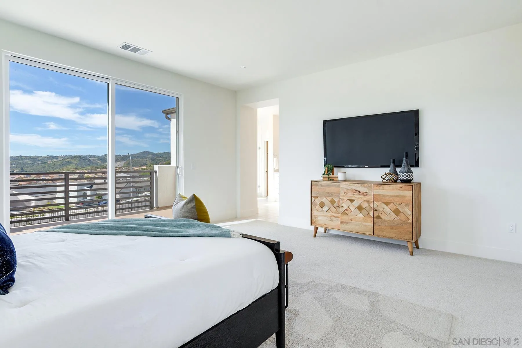 684 Meadowood Street Fallbrook, CA 92028 - Photo 15 of 25