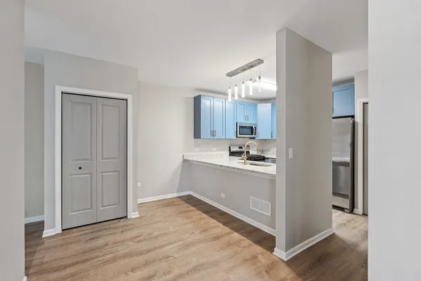 $2,400 | 5 South Virginia Road, Unit 1, Crystal Lake, IL 60014