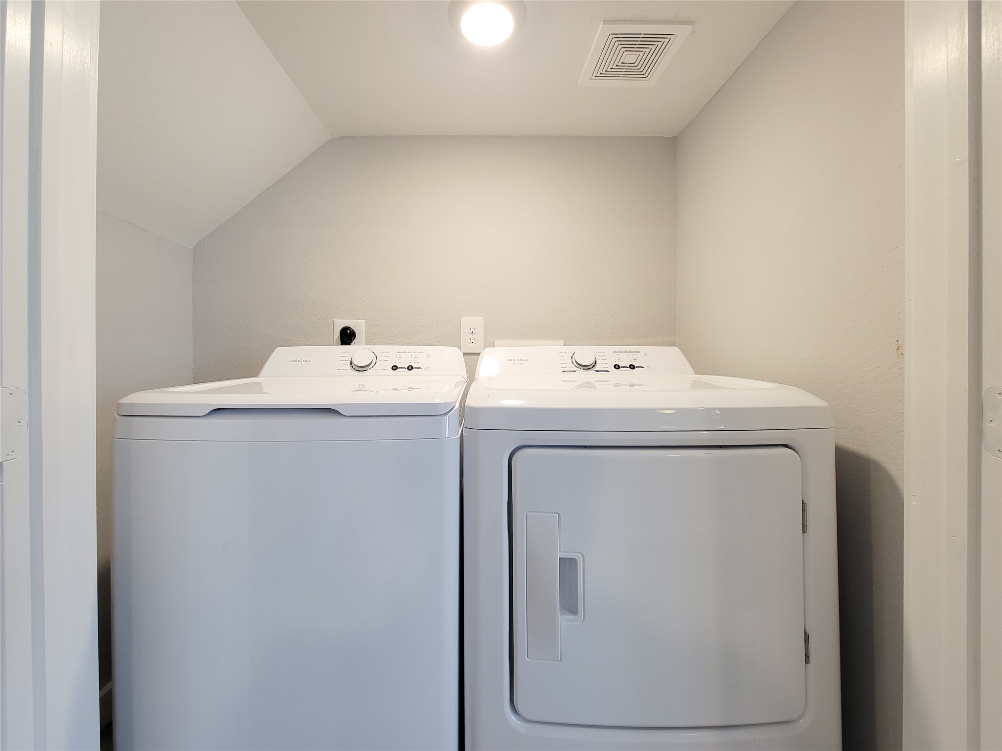7202 Sandle Street, Unit A Houston, TX 77088 - Photo 14 of 29 a utility room with dryer and washer