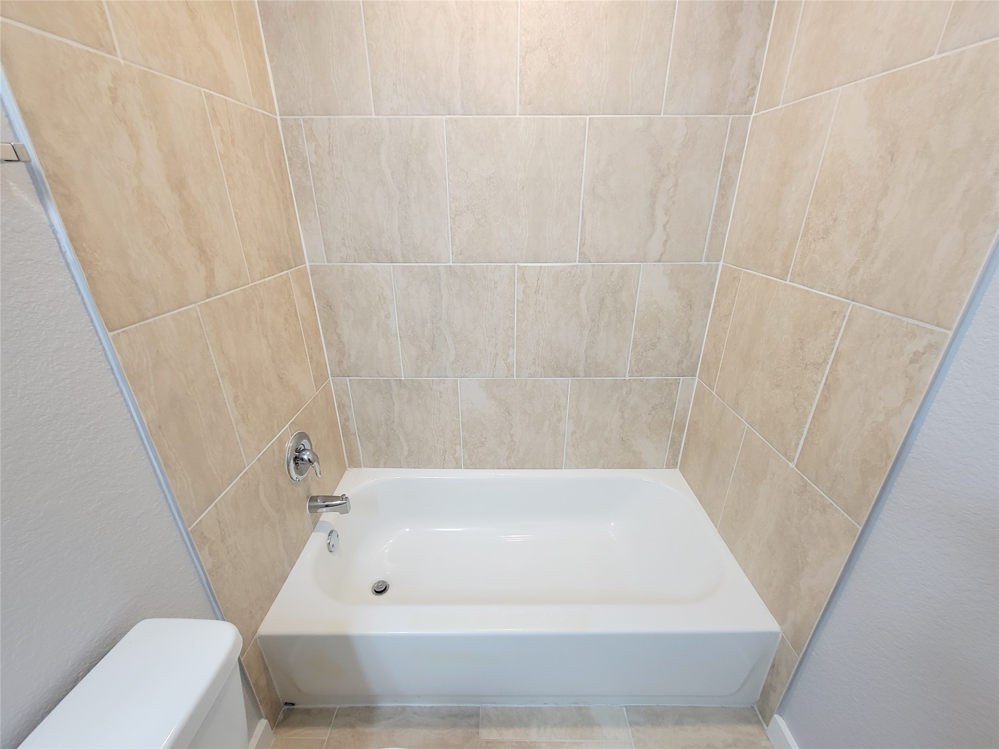 7202 Sandle Street, Unit A Houston, TX 77088 - Photo 20 of 29 a bathroom with a bathtub