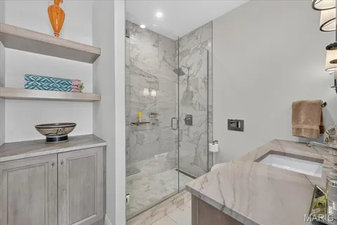 $749,000 | 816 South Hanley Road, Unit 15B, Clayton, MO 63105