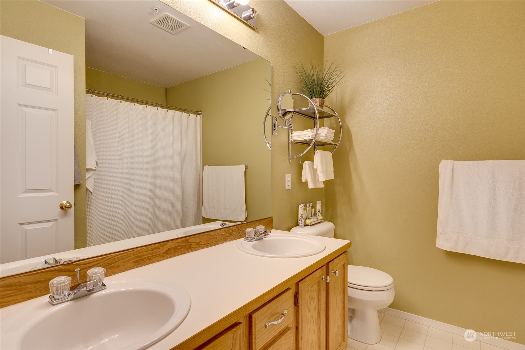 1430 West Casino Road, Unit 213 Everett, WA 98204 - Photo 17 of 31 a bathroom with a sink and a mirror