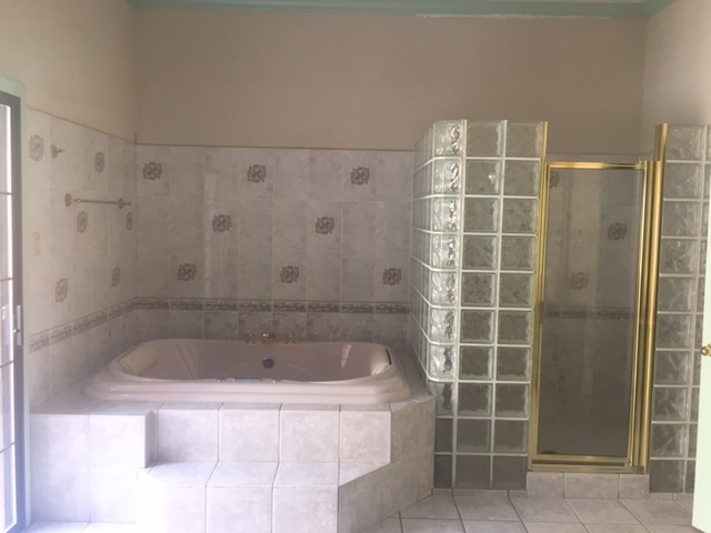 110 Tamarack Loop Laredo, TX 78045 - Photo 8 of 13 a bath tub sitting next to a shower