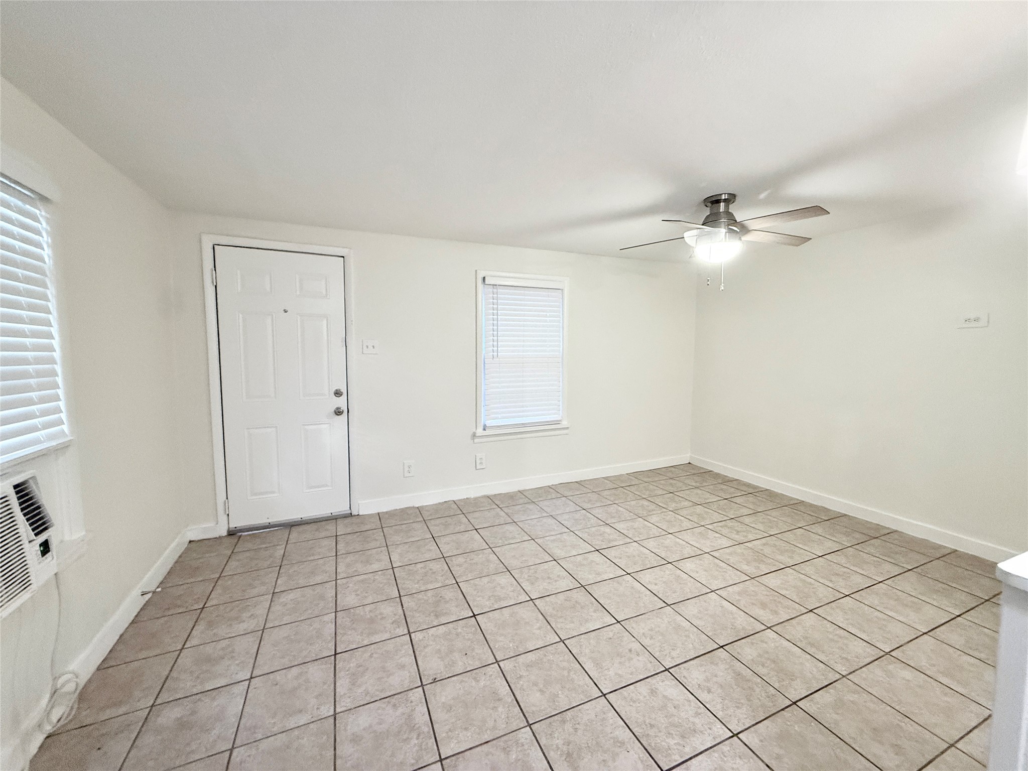 2714 Carrolton Street, Unit BACK Houston, TX 77023 - Photo 6 of 14 a view of an empty room and window