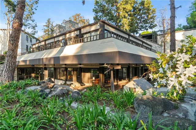 a view of a tennis court