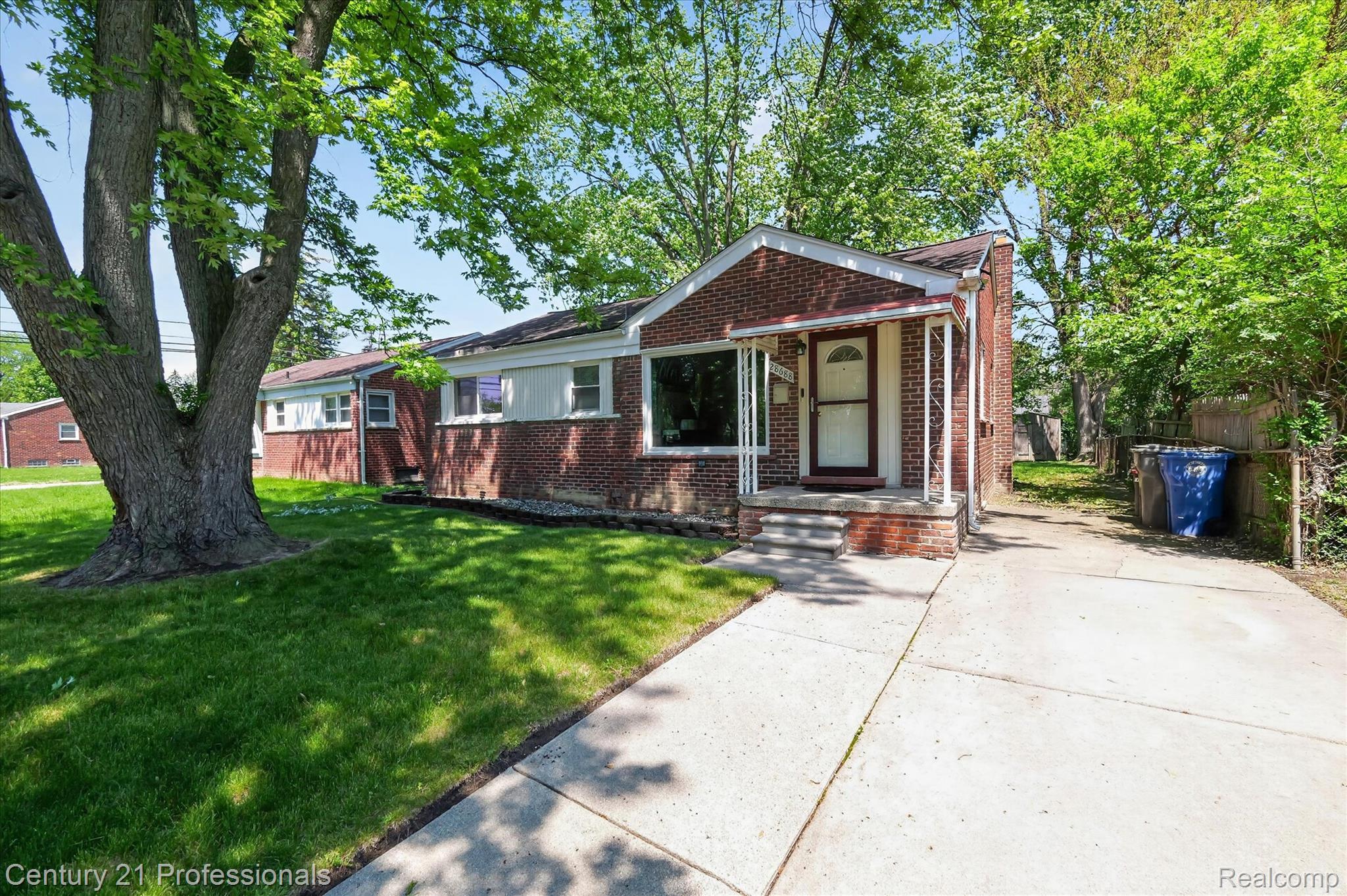 28688 Emerson Street Inkster, MI 48141 - Photo 4 of 44 04-28688-Emerson-St-Inkster-Windowstill.jpg