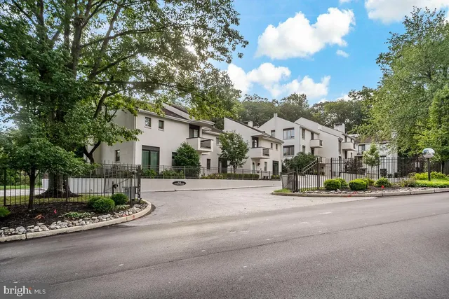 $344,050 | 6 Ile Dhuyere, Unit 6, Devon, PA 19333