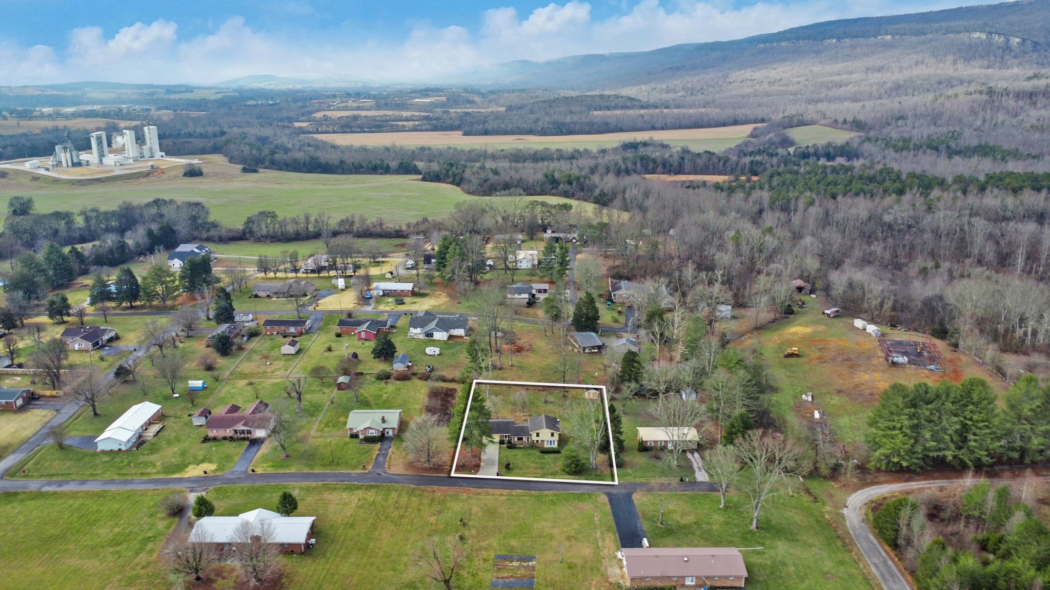 1209 Sequatchie Road Pikeville, TN 37367 - Photo 3 of 40 a view of a city